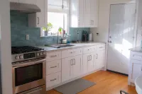 Lordship Charmer HAS IT ALL! Comfortable stay, accessible, family friendly! Hotels in Stratford