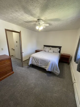 Midtown location 3 minutes from shopping mall with possible car rental add on. Отели рядом с достопримечательностью «Зоопарк Аляска»