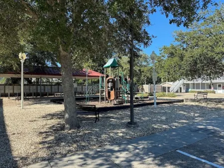 Cozy Condo Steps from the Gulf. Private, quiet but minutes from everything. Отели в г. Билокси