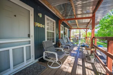 Private River Haus Directly on the Tube Chute!