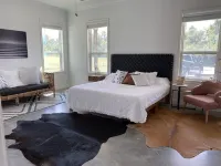 Close to Baylor & Silos: 3 BR Home Pickleball Court, Ping Pong Table & Barn