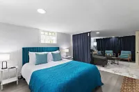 Entire house in Speedway! Pool~Big Yard~King Beds Hotel dekat Indianapolis Motor Speedway