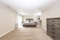 All Year Heated Pool, King Beds, Large Apartment,  Ski & Hiking,  Mountain View