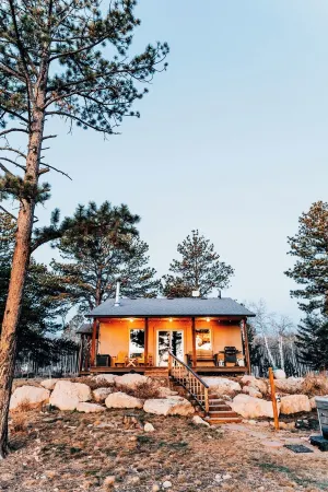 Sunflower Cabin- Mountain Views- Hot Tub