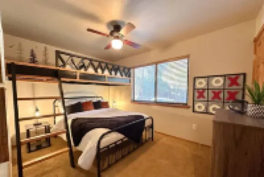 Show Low Cottage Hideaway-Cozy Cabin w/Fireplace