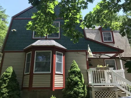 Tall Pines & Lake View. Perfect Location Ctr of Mdi! Close Trails.  Local Owners Отели в г. Маунт Десерт