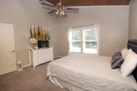 Family fun - 4 min drive to beach & walking distance to amenities! Dog friendly!