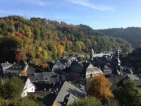 Sleeping in age-old, Scottish & crooked house, idyllic a. D.Rur in the middle of Altstadt Hotel a Monschau