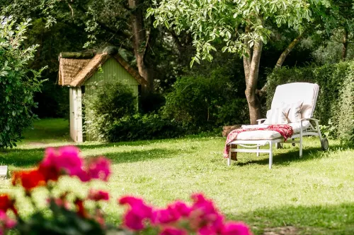Small coach house: 10 min. to the beach, in the middle of nature, sauna & whirlpool