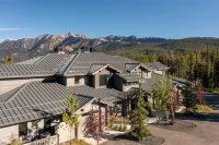 New listing! Ski access, breathtaking views, modern design!