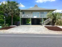 "The Beach Bucket" Beautiful Beach House located in Oak Island, NC