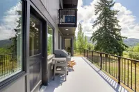 South Skagit Sahale Chalet  with views 8 minutes from downtown