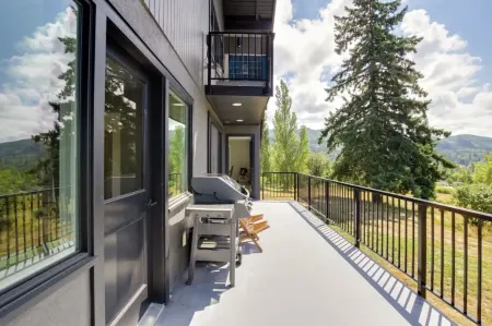 South Skagit Sahale Chalet  with views 8 minutes from downtown