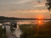 Sweet Retreat Cabin on Crane Lake with onsite parking and Air Conditioned!