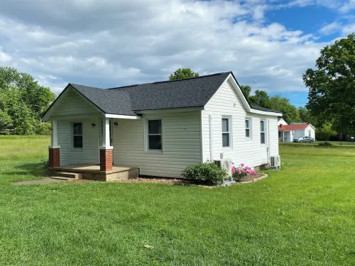 Entire House located 2 miles from Liberty University Campus.  Farm setting.