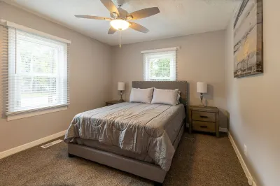 Nice, and Quite House w/fence in back yard. Hotels near Columbus Metropolitan Airport