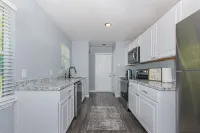 Cheerful 3 bedroom house near downtown and close to hospitals