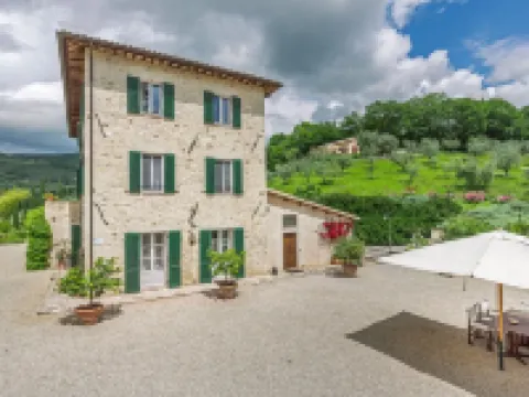 Farmhouse holidays in Umbria, the green heart of Italy, amongst art and nature. Hotels in Spello