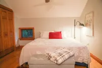 The Best of Both Worlds.....Cozy House  Close to Downtown with country charm....