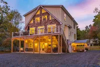 Wolf Run Lodge - Luxury 8bed/4bath. Hot Tub, Game Room, steps from lake/pool