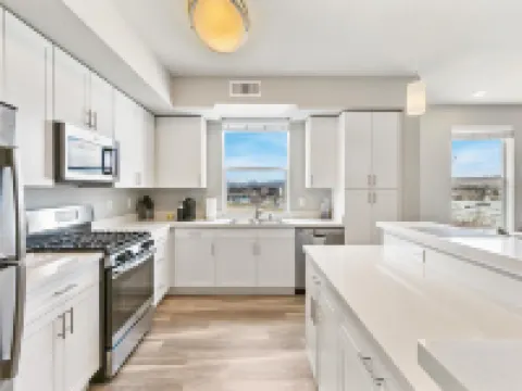 Lakefront Condo w/ Jacuzzi, Rooftop near  Mall, Casino, Theater w/ City Views