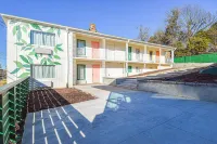Mid-Century Themed Hotel Room in Fayetteville, AR - The Clementine on College #3