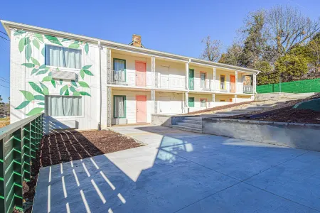 Mid-Century Themed Hotel Room in Fayetteville, AR - The Clementine on College #3