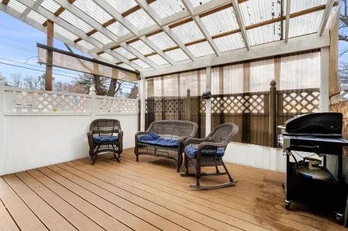 Cozy home with hot tub minutes to downtown Nashua and Shops
