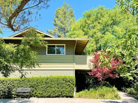 Cozy and Lovely walk to downtown