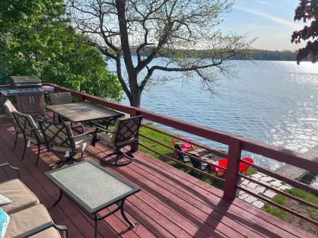 Lakefront 4 Bedroom Home on Conesus Lake Отели в г. Ливингстон