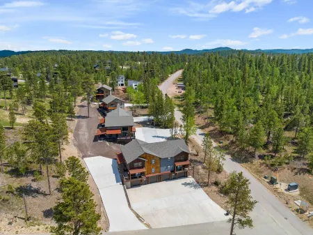 Embers Gulch 1 brand new duplex, wifi, hot tub, paved roads, shared pool access