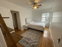 Charming, newly renovated Tudor home next to Morningside University! Hotel dekat Bandara Sioux Gateway