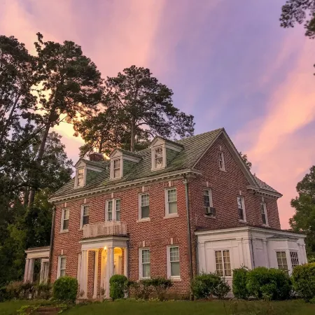 Entire Historic Home with 3620Sqft Perfect for Families Отели в г. Уэйн