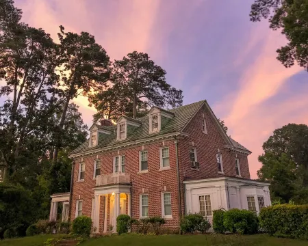 Entire Historic Home with 3620Sqft Perfect for Families