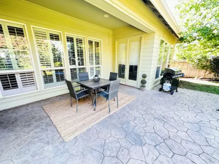 Large family friendly home for all occasions! Отели рядом с достопримечательностью «Университет штата Калифорния»