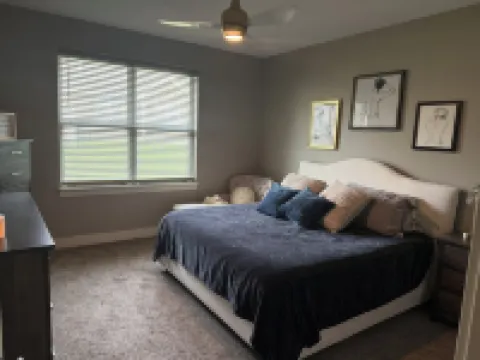 Gorgeous, clean, newer Condo , 5 bedrooms!! 1 mile from Bettplex.