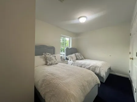 Experience luxury shopping paradise! 4-Bedroom Home & 7 mins to Woodbury Commons