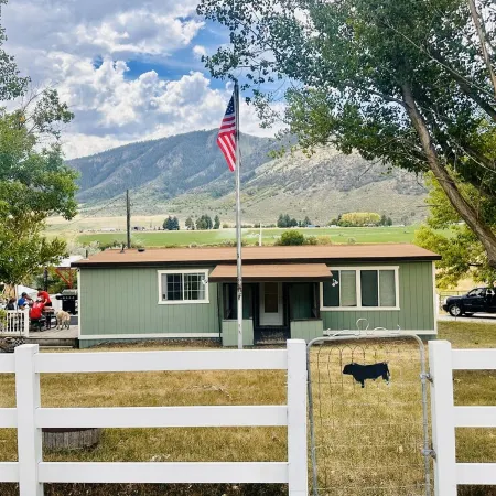 Cozy Cabin on 2 acres with mountain view river access, 5 min to Lava Hot Springs
