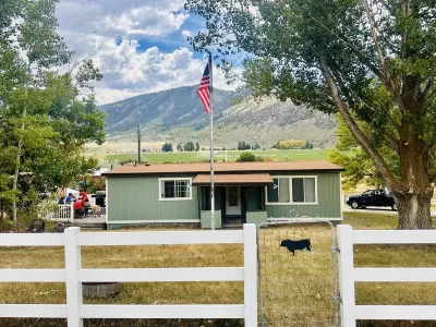 Cozy Cabin on 2 acres with mountain view river access, 5 min to Lava Hot Springs