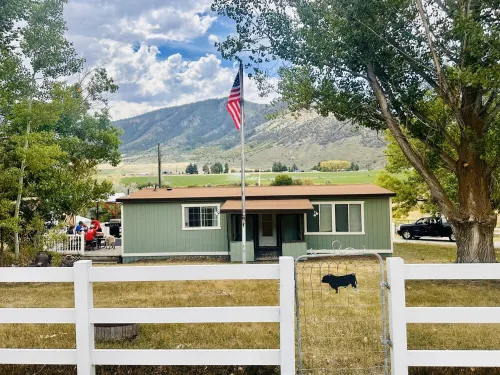 Cozy Cabin on 2 acres with mountain view river access, 5 min to Lava Hot Springs