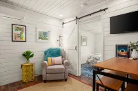 Cabin in Hill Country 1 bed, 1 bath w/ hot tub, gym, sauna, & cold plunge