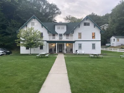 Beautiful 1 bedroom Condo on Portage Lake Resort.Onekama. Beach, pool, hot tub. Hotels near Portage Lake