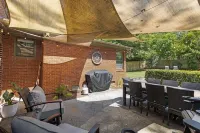 Charming, Cozy Home Close to Everything Downtown! Perfect for Large Groups!