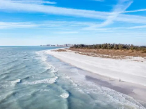 Luxurious 1-Bedroom Condo a Short Walk to Siesta Key Beach Hotéis em Siesta Key