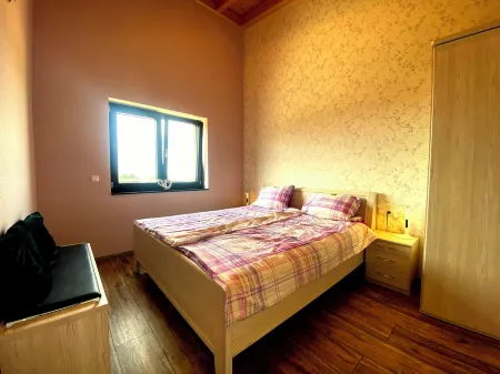 Quietly Located Apartment on the Pond on the Upper Floor with Balcony