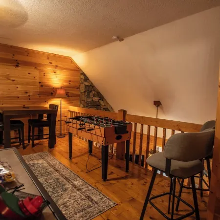 Cozy Pet Friendly Cabin in Townsend w/ TONS of privacy.  Sleeps 8.