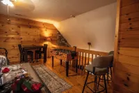 Cozy Pet Friendly Cabin in Townsend w/ TONS of privacy.  Sleeps 8. - Alppimaja
