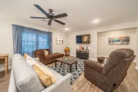 Newly Remodeled 3 Bedroom In Uptown - Sleeps 6!! - 温泉