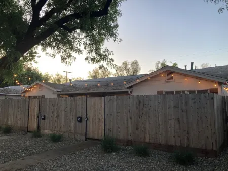 Charming Bright Home Near Dr Hospital & Shopping - Extra Comfy Beds and Couch