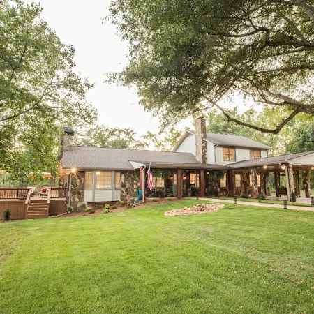 The Shepherd's Lodge at Addis Acres /4BR/3BA/ newly renovated/pond/firepit/deck